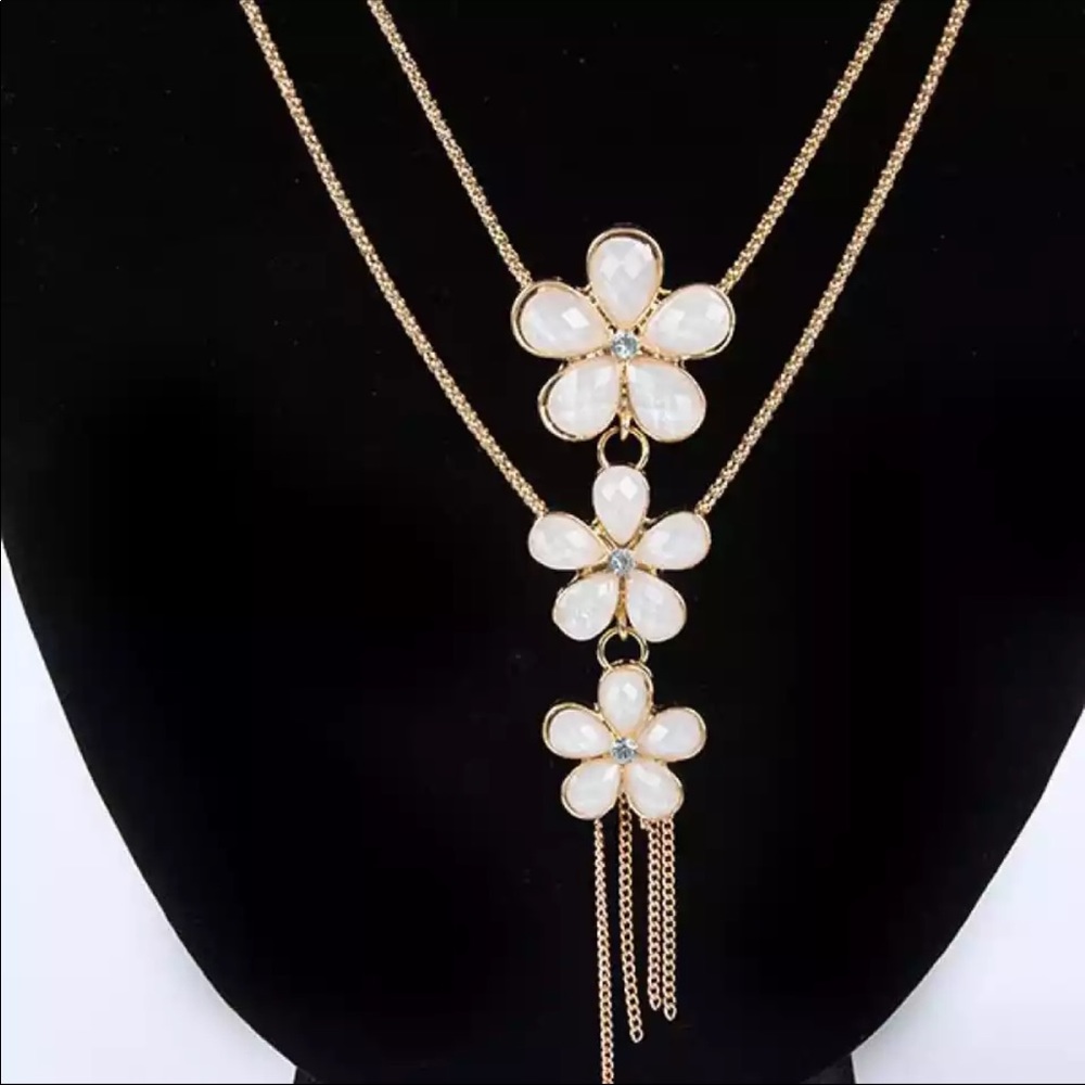 Pretty Triple Flower Necklace - Picture 4 of 5